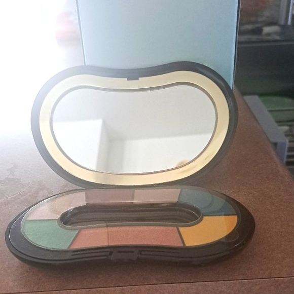 Elizabeth Arden Other - Elizabeth Arden Eyeshadow Clam Shell Compact Palette with Mirror